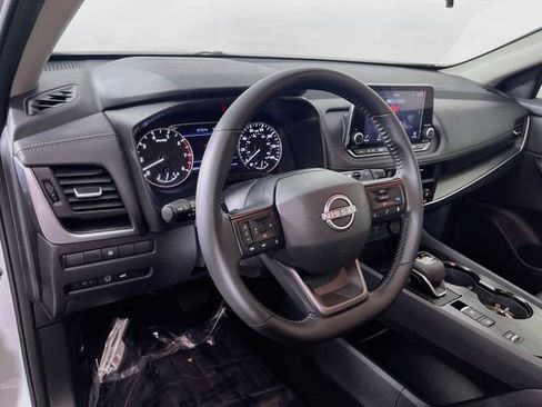 Used 2025 Nissan Rogue SV FWD image 10
