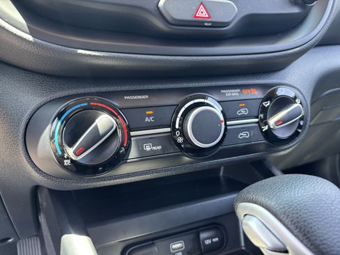 Certified 2025 Kia Soul LX w/ LX Technology Package FWD image 22