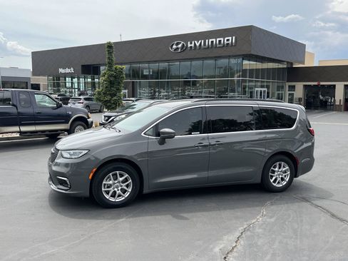 Used 2022 Chrysler Pacifica Touring-L FWD image 1