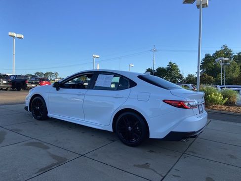 Used 2025 Toyota Camry SE FWD image 5