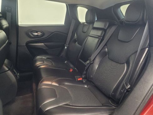 Used 2019 Jeep Cherokee Limited image 18