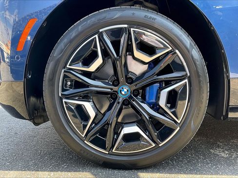 Used 2024 BMW iX xDrive50 w/ Premium Package AWD/4WD image 10