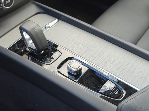 Used 2025 Volvo XC60 B5 Plus image 20