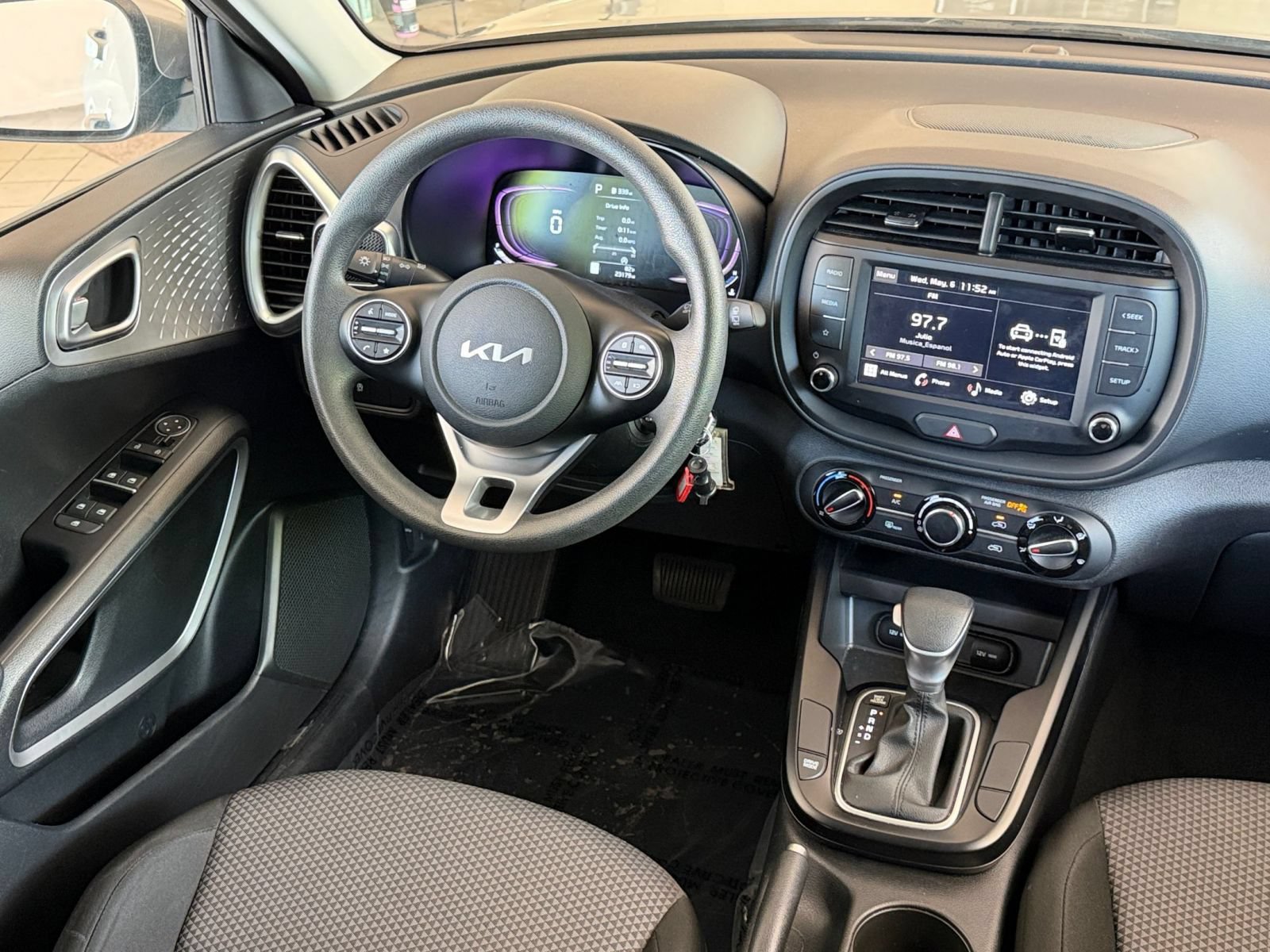 Used 2025 Kia Soul LX w/ LX Technology Package FWD image 31