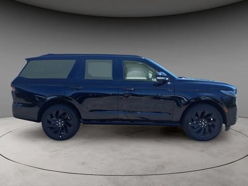 New 2026 Lincoln Navigator Reserve w/ Jet Appearance Package AWD/4WD image 10