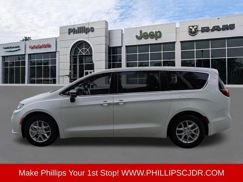 Certified 2025 Chrysler Pacifica Select FWD image 6