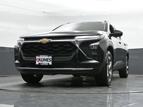 Used 2025 Chevrolet Trax LT FWD image 43