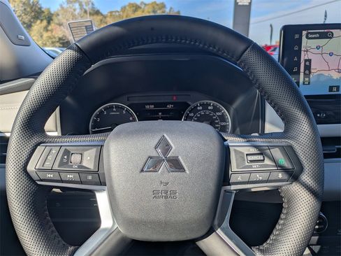 New 2026 Mitsubishi Outlander SE image 32
