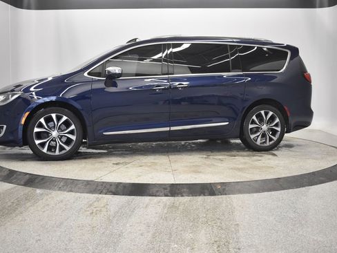 Used 2017 Chrysler Pacifica Limited image 3