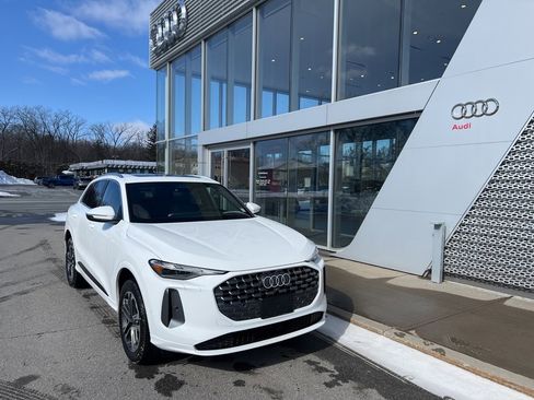 Used 2025 Audi Q5 Premium w/ Convenience Package image 1