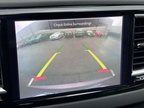 Used 2023 Chrysler Pacifica Touring-L image 17