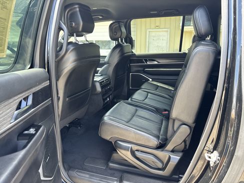 Used 2024 Jeep Wagoneer L Series II w/ Flexible Seating Group AWD/4WD image 17
