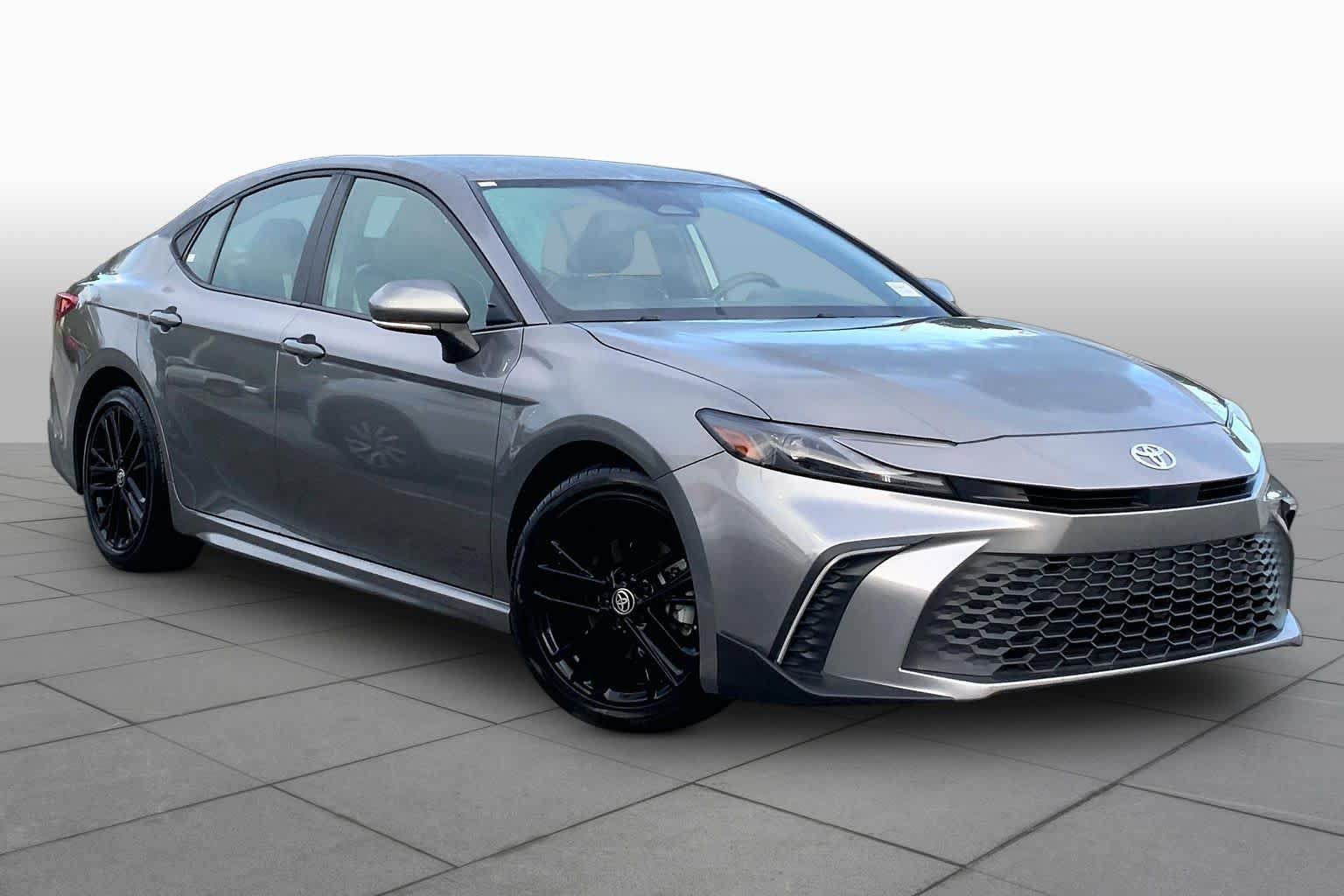 Used 2025 Toyota Camry SE FWD image 3