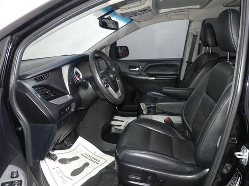 Used 2017 Toyota Sienna SE Premium image 21
