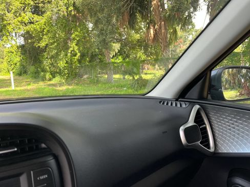 Used 2025 Kia Soul LX w/ LX Technology Package FWD image 28