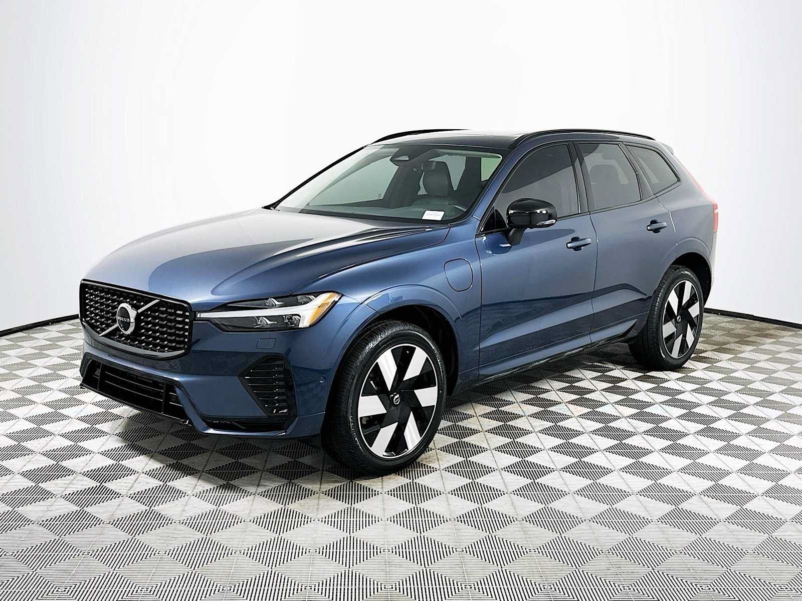 Certified 2025 Volvo XC60 T8 Plus w/ Protection Package Premier AWD/4WD image 3