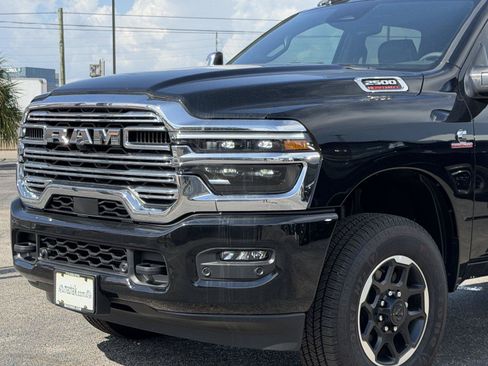 Used 2025 RAM 2500 Laramie AWD/4WD image 9