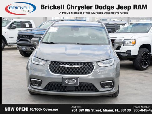 Used 2022 Chrysler Pacifica Touring-L image 2