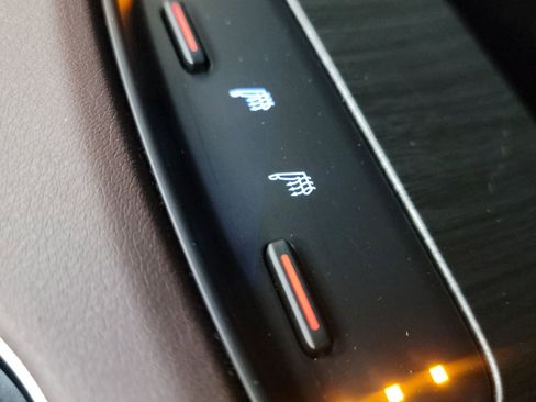 Used 2022 Toyota Venza XLE image 33