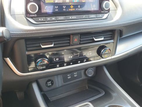 Used 2025 Nissan Rogue SV AWD/4WD image 8