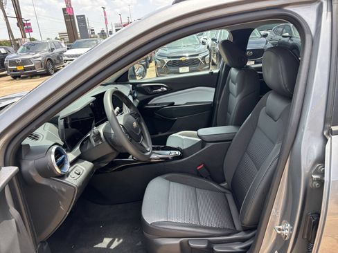 Used 2025 Chevrolet Trax LT FWD image 25
