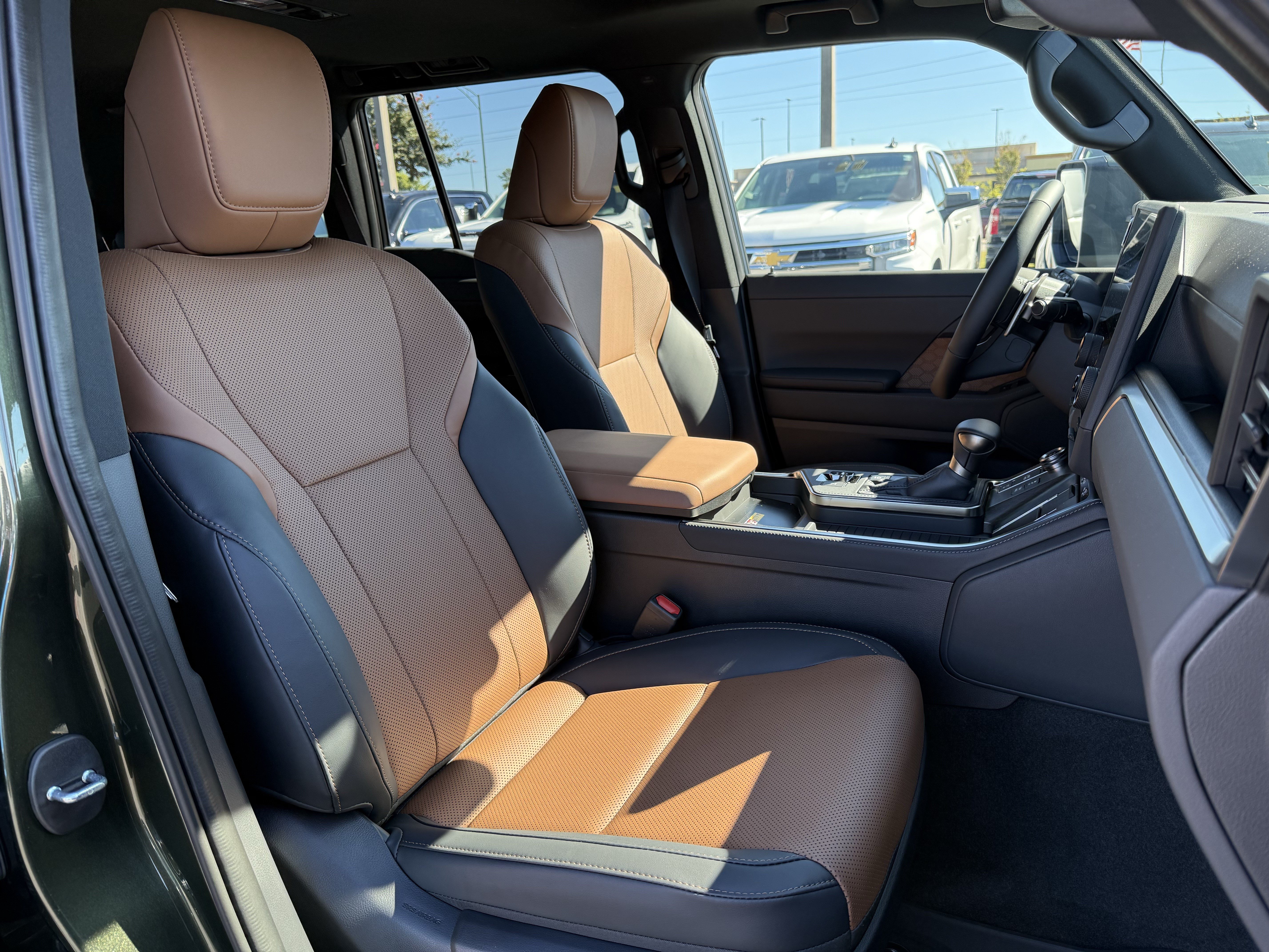 Used 2026 Lexus GX 550 w/ Accessory Package (2T) AWD/4WD image 38