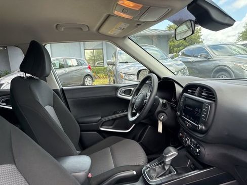 Used 2025 Kia Soul LX w/ LX Technology Package FWD image 11