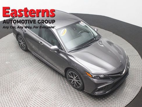 Used 2024 Toyota Camry SE image 3