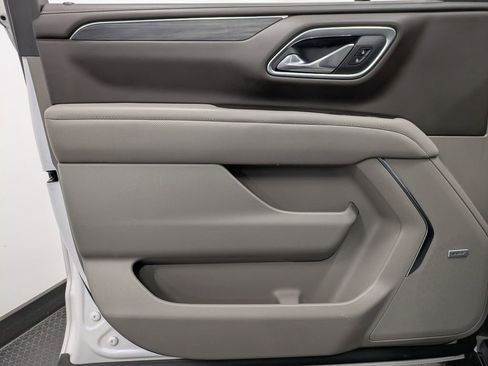 Used 2023 GMC Yukon SLT w/ SLT Premium Package image 8