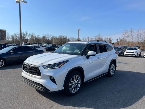 Used 2023 Toyota Highlander Limited image 4