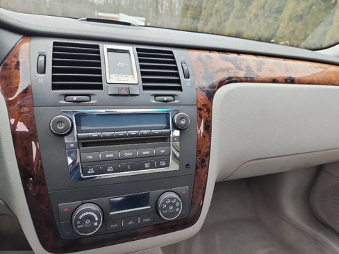 Used 2011 Cadillac DTS Luxury image 27