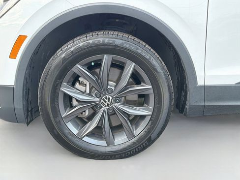 Certified 2024 Volkswagen Tiguan SE w/ Panoramic Sunroof Package FWD image 45