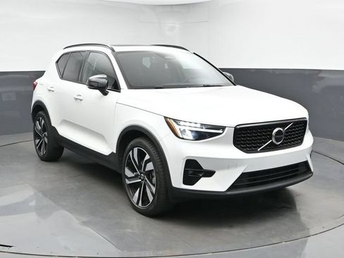 Used 2023 Volvo XC40 B5 Plus AWD/4WD image 2