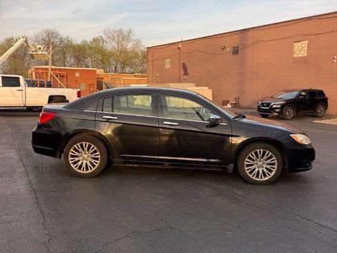 Used 2011 Chrysler 200 Limited FWD image 8