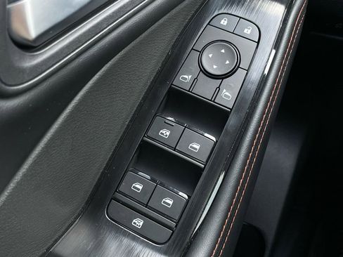 Used 2025 Nissan Rogue SV image 12