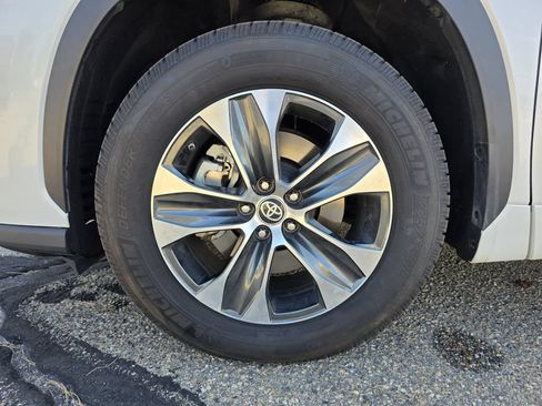 Used 2021 Toyota Highlander XLE AWD/4WD image 41