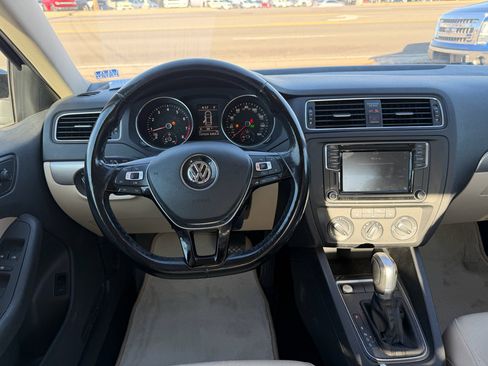 Used 2017 Volkswagen Jetta SE image 3