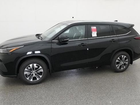 New 2026 Toyota Highlander XLE image 2