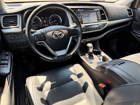 Used 2018 Toyota Highlander XLE AWD/4WD image 11
