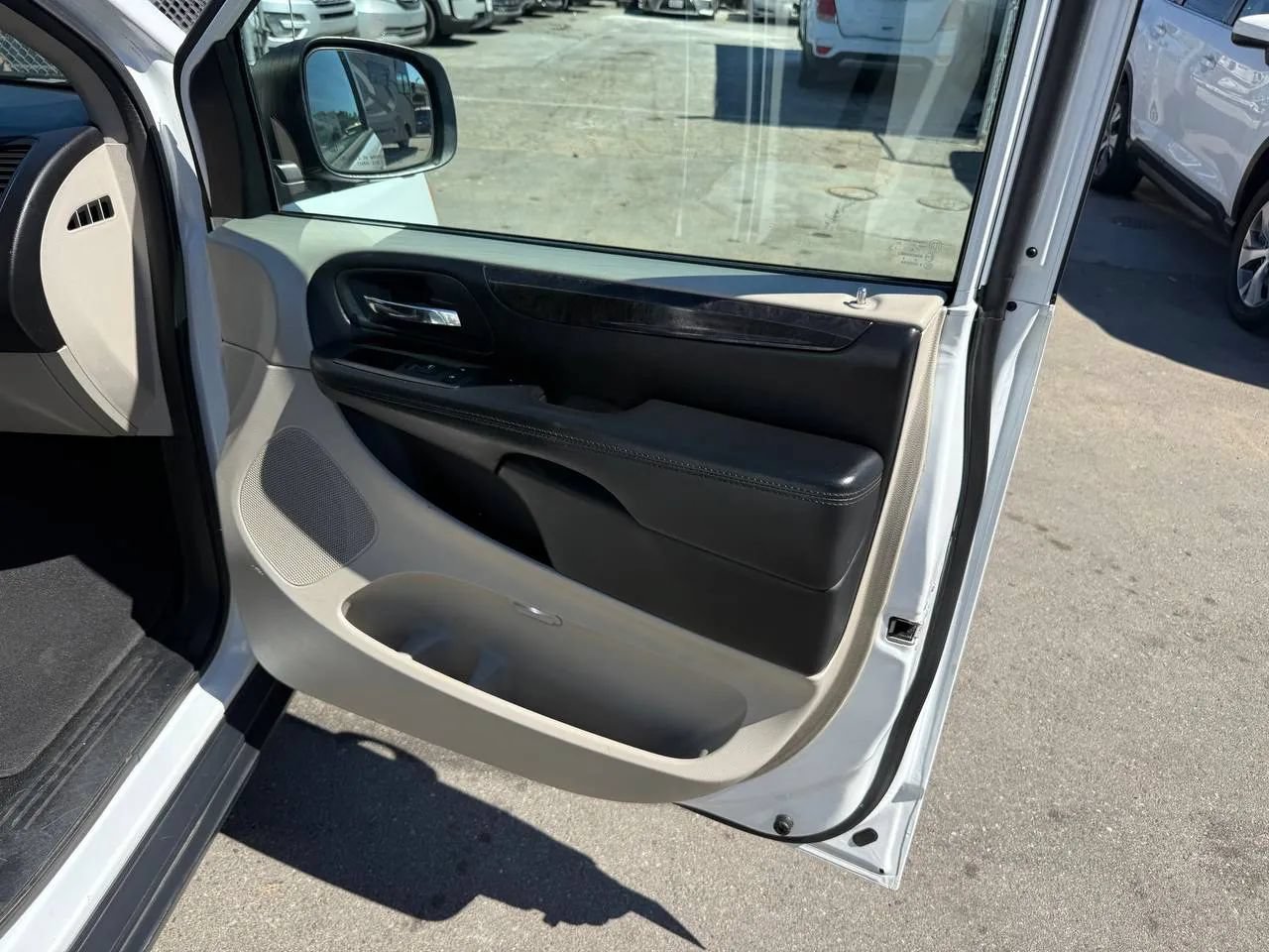 Used 2015 Dodge Grand Caravan American Value Package w/ UConnect Hands-Free Group FWD image 41
