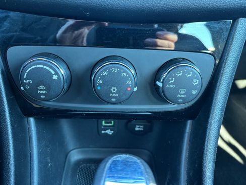 Used 2011 Chrysler 200 Limited image 14