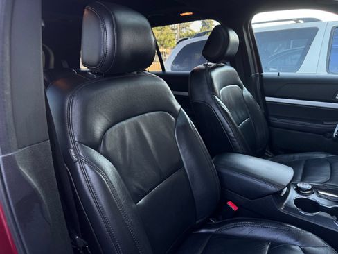 Used 2017 Ford Explorer XLT w/ Equipment Group 202A AWD/4WD image 25
