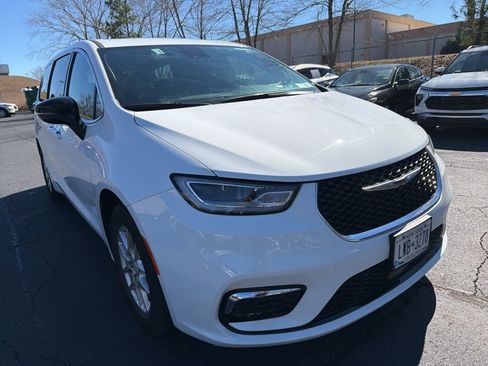 Used 2025 Chrysler Pacifica Select image 3