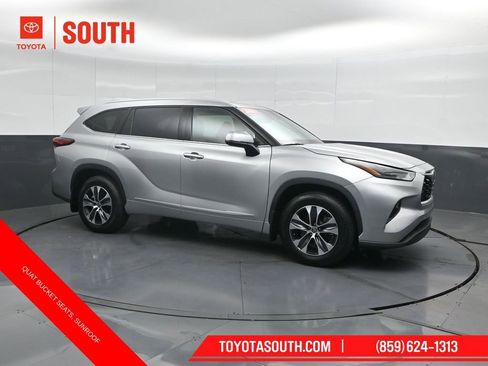 Used 2022 Toyota Highlander XLE AWD/4WD image 1