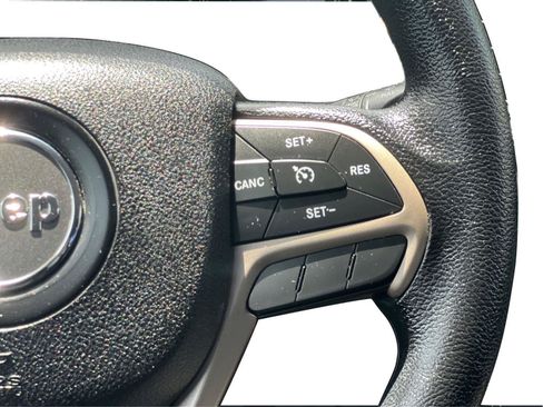 Used 2016 Jeep Cherokee Sport FWD image 17