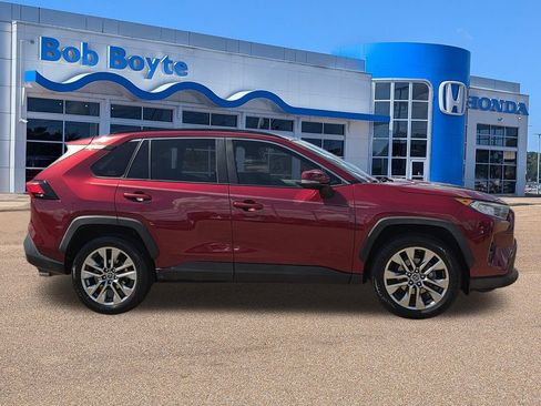 Used 2019 Toyota RAV4 XLE Premium FWD image 4
