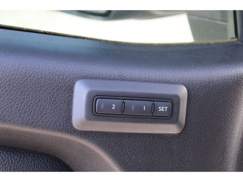 Used 2018 Nissan Titan SL w/ Chrome Package image 16