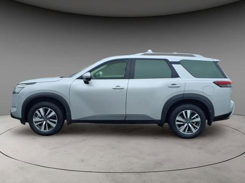 Used 2024 Nissan Pathfinder SL image 2
