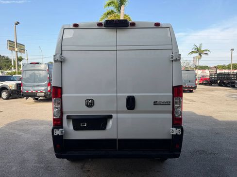 Used 2024 RAM ProMaster 2500 w/ Convenience Group FWD image 4