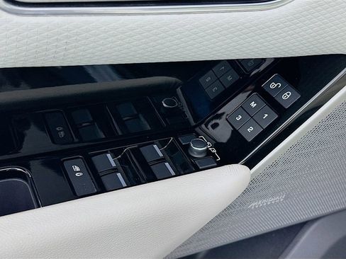 Used 2020 Land Rover Range Rover Velar R-Dynamic S image 18